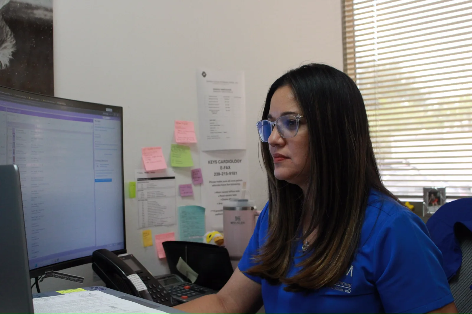 Profesional de ECIM coordinando la atención desde una estación clínica